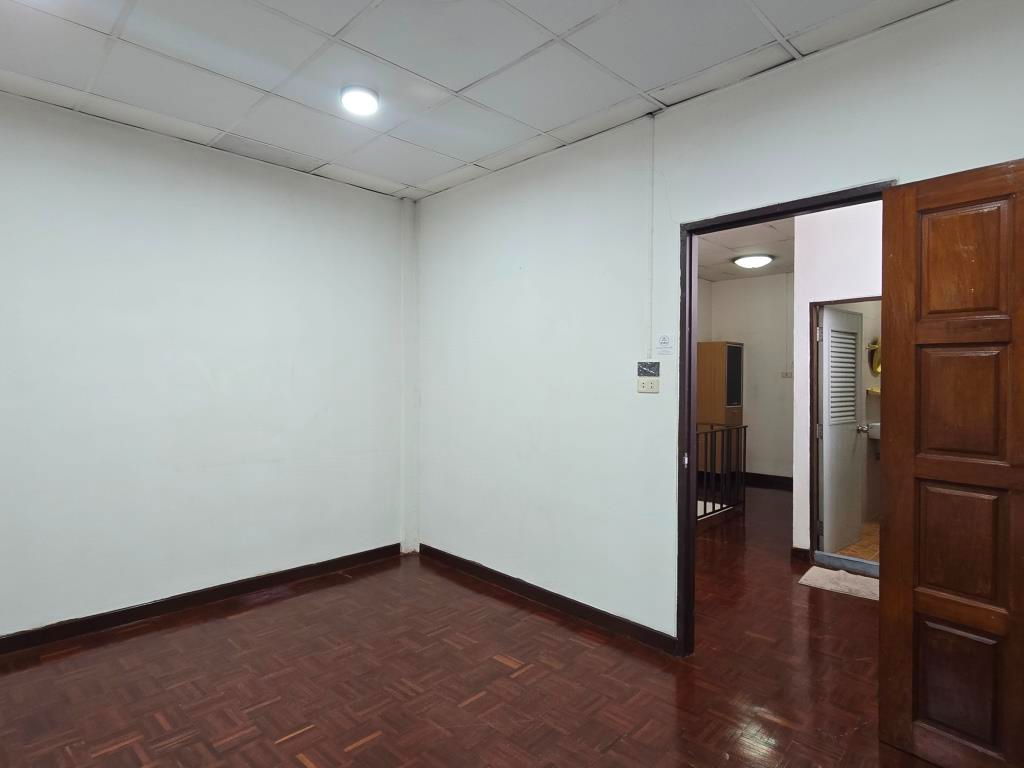 รูป ให้เช่าบ้านแฝดภายในรั้วเดียวกับเจ้าของบ้านขนาด 2 ห้องนอน 2ห้องน้ำ 150 ตรม. เดิน 10-15 นาทีถึงสถานีรถไฟฟ้าบีทีเอสเพลินจิตหรือสวนลุมฯ อนุญาตเลี้ยงสัตว์  - รูปที่ 41/54