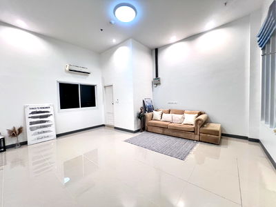 อาคารพาณิชย์ กรุงเทพมหานคร : Owner Selling! Prime Location Shop in Chapter One Modern Dutch Waterfront Condo. Call 082-641-4199