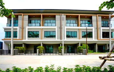 Townhouses for rent Bangkok : 4-BR Townhouse at Premium Place Phaholyothin Ramintra in Tha Raeng (ID 2631312)