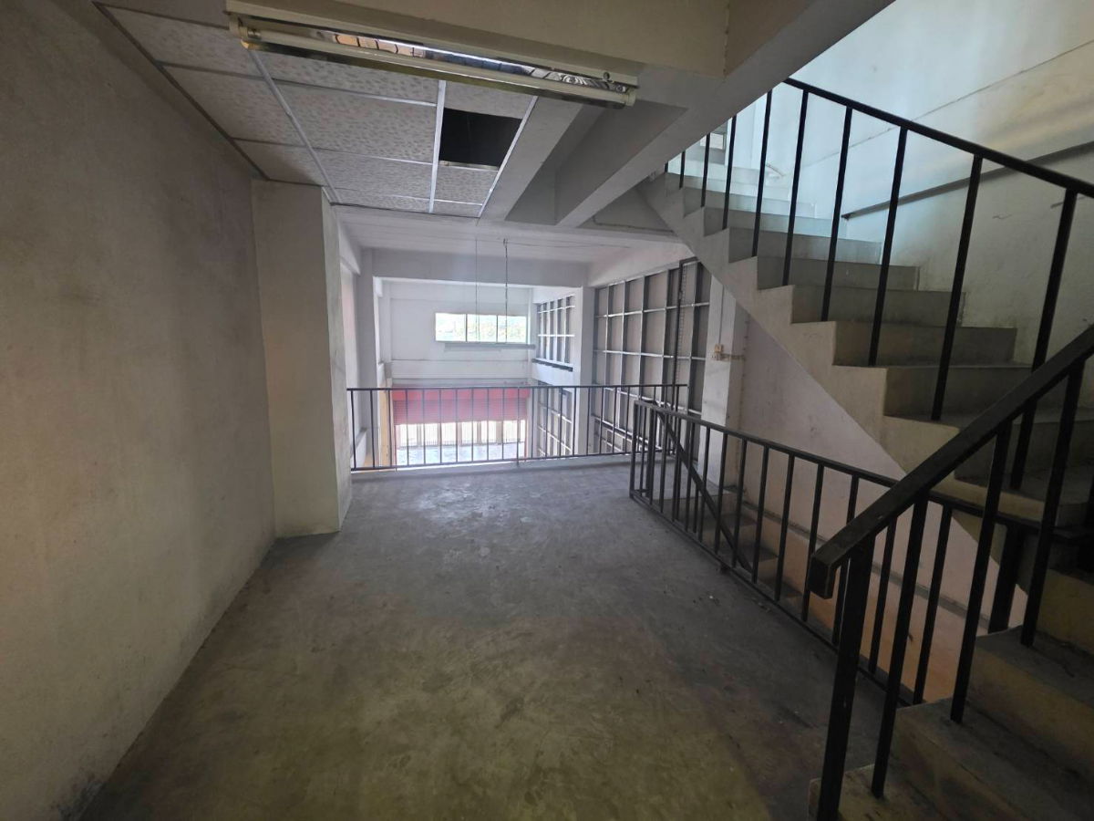 รูป ขายอาคารพาณิชย์ ติดถนนวัชรพล Tel.0999983897 - รูปที่ 12/32