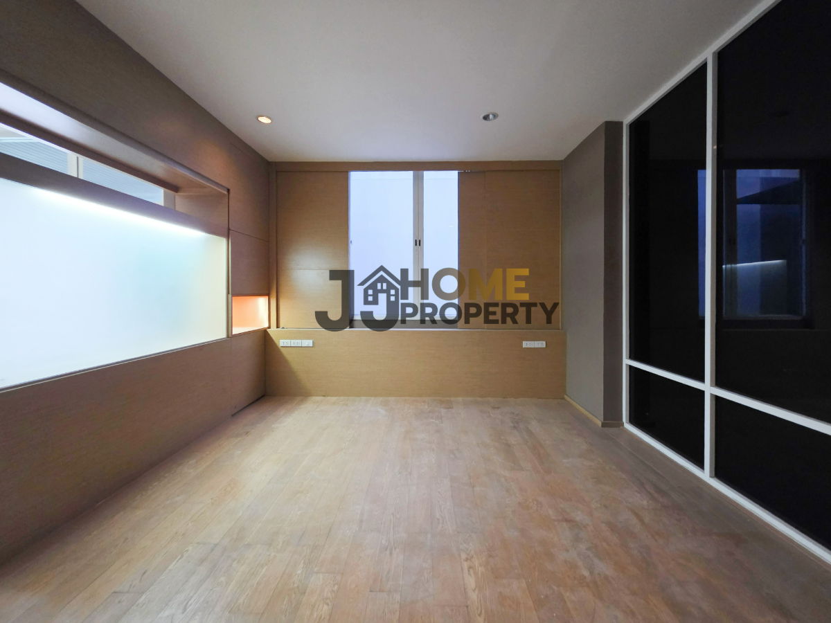 รูป บ้านเดี่ยว 3 ชั้น สไตล์โมเดิร์น สายไฟโครงการลงดิน ใกล้เดอะไนน์และ ABAC 🏠 - รูปที่ 23/40