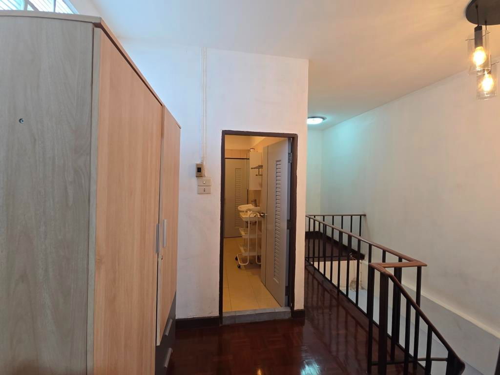 รูป ให้เช่าบ้านแฝดภายในรั้วเดียวกับเจ้าของบ้านขนาด 2 ห้องนอน 2ห้องน้ำ 150 ตรม. เดิน 10-15 นาทีถึงสถานีรถไฟฟ้าบีทีเอสเพลินจิตหรือสวนลุมฯ อนุญาตเลี้ยงสัตว์  - รูปที่ 13/54