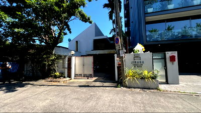 Land for sale The Emquartier : Land for sale in Thonglor 25, near Saeng Ngoen intersection, with an old house.0863377287