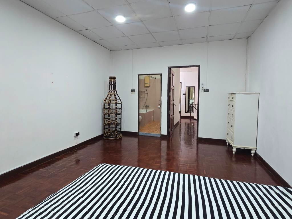 รูป ให้เช่าบ้านแฝดภายในรั้วเดียวกับเจ้าของบ้านขนาด 2 ห้องนอน 2ห้องน้ำ 150 ตรม. เดิน 10-15 นาทีถึงสถานีรถไฟฟ้าบีทีเอสเพลินจิตหรือสวนลุมฯ อนุญาตเลี้ยงสัตว์  - รูปที่ 45/54