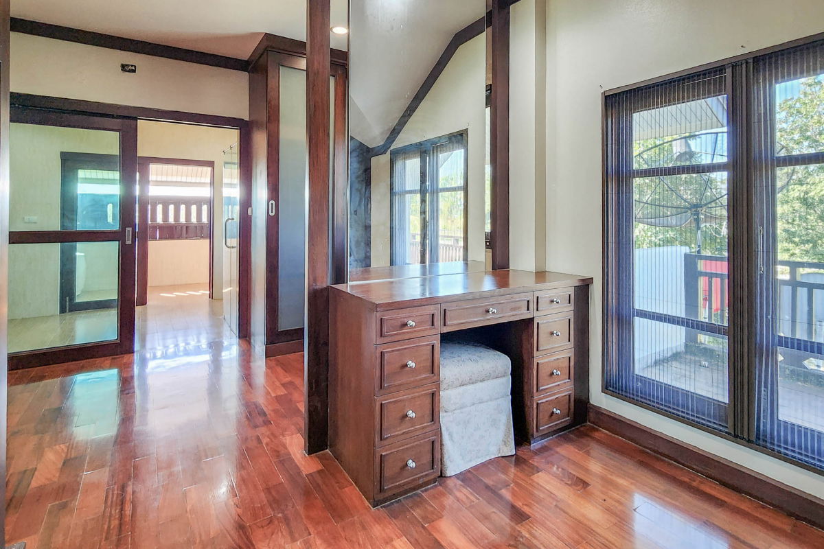 picture Spacious Private Residence with Pool and Garden Setting - 15/18