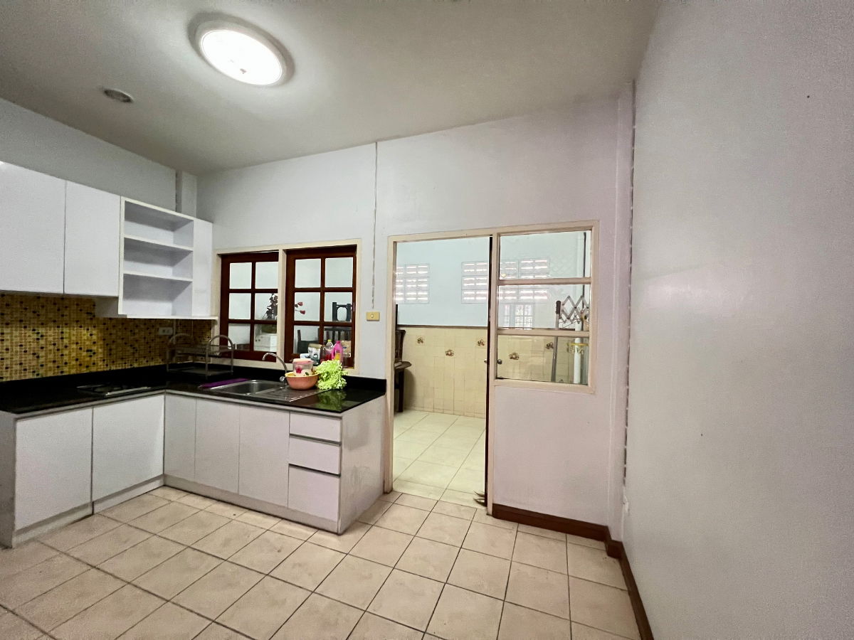 รูป ขายทาวน์โฮม 3 ชั้น หมู่บ้านเกตุนุติเชอมีเน่ ลาดพร้าว 87 | ทำเลศักยภาพ ใจกลางลาดพร้าว เดินทางสะดวก ใกล้สิ่งอำนวยความสะดวกครบ - รูปที่ 10/22