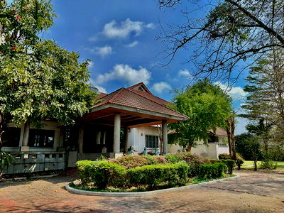 บ้านเดี่ยว สมุทรปราการ : 💙💛(ขาย) บ้านพร้อมที่ดิน 2.5 ไร่! 🏠คฤหาสน์หรูพร้อมสระว่ายน้ำ แปลงมุม ติดถนน 3 ด้าน! 📍ใจกลางเมืองสมุทรปราการ