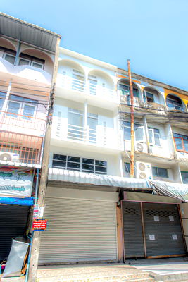 Shophouses for sale Bueng Kum : CS035 🚀 Urgent Sale! Great value commercial building in a prime location with future potential.