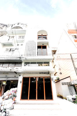 อาคารพาณิชย์ กรุงเทพมหานคร : 🏠✨ ขายด่วน อาคารพาณิชย์ 3.5 ชั้น  สีขาวคลีนๆ รีโนเวทใหม่ทั้งหลัง  พร้อมอยู่ทำเลดี ✨