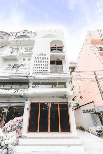 🏠✨ ขายด่วน อาคารพาณิชย์ 3.5 ชั้น  สีขาวคลีนๆ รีโนเวทใหม่ทั้งหลัง  พร้อมอยู่ทำเลดี ✨