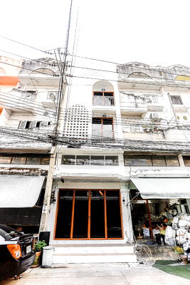 อาคารพาณิชย์ กรุงเทพมหานคร : ✨ ขายด่วน อาคารพาณิชย์ 3.5 ชั้น       🏠 น้องเย็นตาโฟ 3   สีขาวคลีนๆ รีโนเวทใหม่ทั้งหลัง  พร้อมอยู่ ทำเลดี ✨