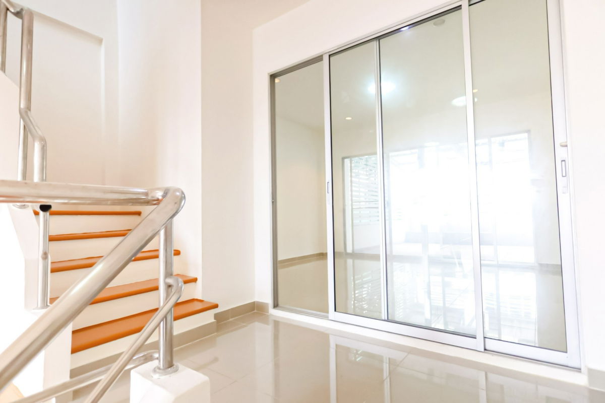 รูป ทาวน์โฮม 4 ชั้น ย่านทาวน์อินทาวน์ ใกล้โรงเรียนนานาชาติ เชื่อมต่อเส้นเลียบทางด่วนได้ทันที พร้อมเดินทางไปเอกมัย-ทองหล่อ🚘 - รูปที่ 6/22