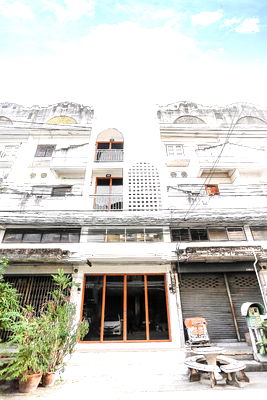 อาคารพาณิชย์ กรุงเทพมหานคร : ✨ ขายด่วน อาคารพาณิชย์ 3.5 ชั้น       🏠 น้องเย็นตาโฟ 4 🏠    สีขาว รีโนเวทใหม่ทั้งหลัง  พร้อมอยู่ ทำเลดี ✨