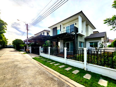 บ้านเดี่ยว สนามบินสุวรรณภูมิ : บ้านเดี่ยว 2 ชั้น สภาพดี พร้อมอยู่ เฟอร์ Built-in ครบ ทำเลใกล้สนามบินสุวรรณภูมิ