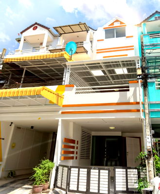 ทาวน์โฮม วิทยาลัยพณิชยการอินทราชัย : ทาวน์โฮม 4 ชั้น ย่านทาวน์อินทาวน์ ใกล้โรงเรียนนานาชาติ เชื่อมต่อเส้นเลียบทางด่วนได้ทันที พร้อมเดินทางไปเอกมัย-ทองหล่อ🚘