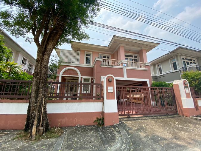 For rent, Nantawan Village, Srinakarin - facing south. The wind blows cool.