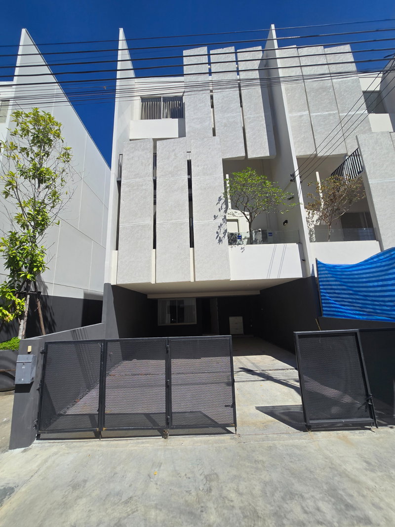 โฮมออฟฟิศให้เช่า : ให้เช่า ทาว์นโฮม 3 ชั้น โครงการ NUE VERSE กรุงเทพกรีฑา บ้านใหม่ หิ้วกระเป๋าพร้อมอยู่