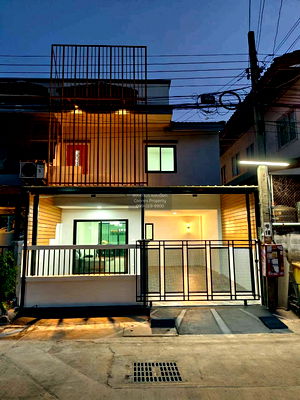 ทาวน์โฮม เมืองนนทบุรี นนทบุรี : ขายทาวน์เฮ้าส์/ทาวน์โฮม  บ้าน จันทริน หน้ากว้าง รีโนเวทใหม่ บางรักน้อย เมืองนนทบุรี นนทบุรี CX-142514 ✅ ทักไลน์ @connexproperty ตอบทันที ทีมงานมืออาชีพ ✅