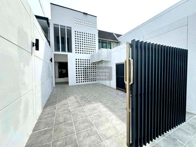 ทาวน์โฮม โรงเรียนเซนต์แอนดรูส์อินเตอร์เนชันแนล กรุงเทพ : ขายบ้าน  หมู่บ้านคลองตันนิเวศน์ ARL-รามคำแหง คลองตันเหนือ เขต วัฒนา กรุงเทพ CX-142425 ✅ ทักไลน์ @connexproperty ตอบทันที ทีมงานมืออาชีพ ✅