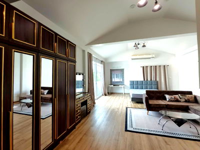 Houses for sale ม.นานาชาติแสตมฟอร์ด : R013 Corner house for sale in Mandana Rama 9-Srinakarin Village, (Located in Soi Bangkok Kreetha 7). Quiet and private atmosphere