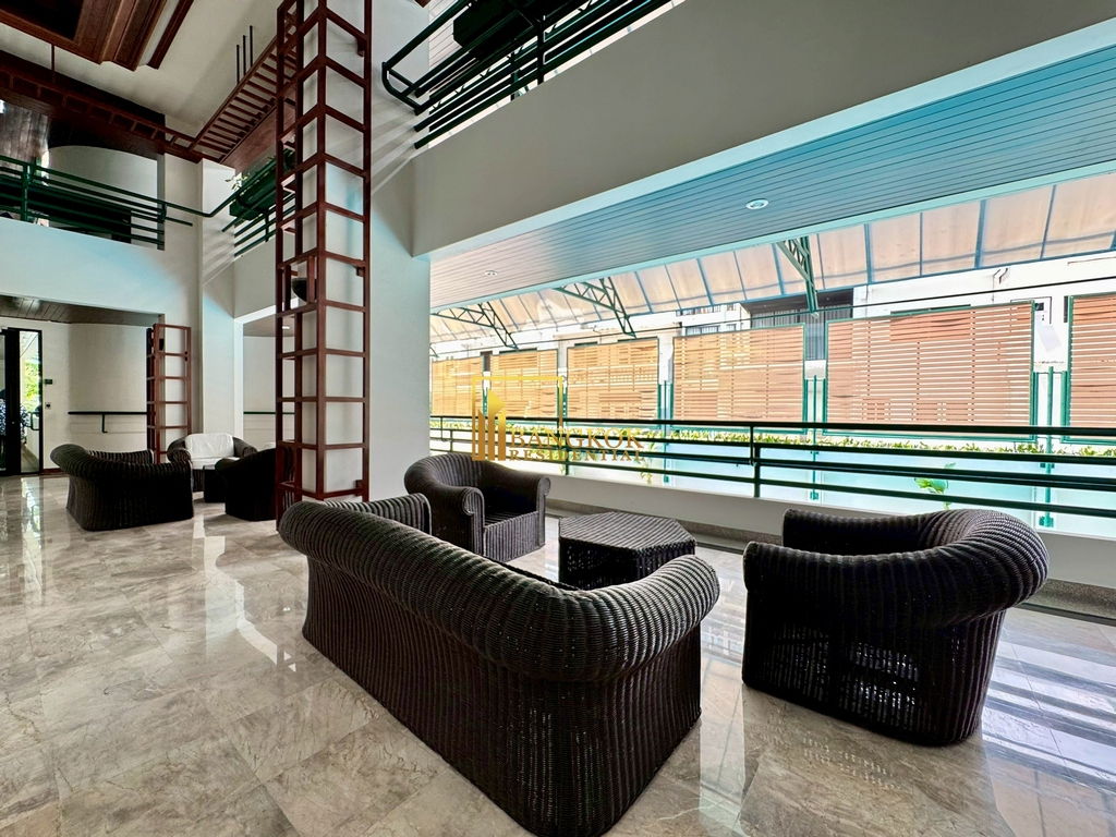 รูป Impressive 4 Bedroom Luxury Apartment in Phrom Phong Area - BR21392AP - รูปที่ 43/46