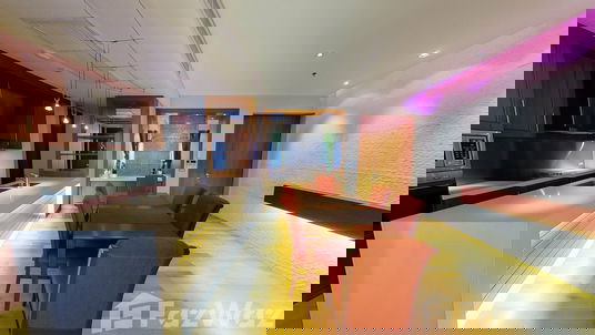 Luxurious Renovated Lake Facing 2BR Condo at the Lakes 575868