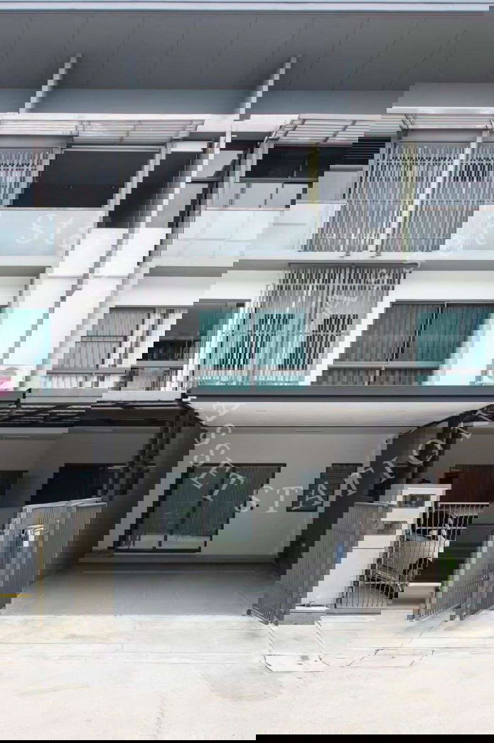 Townhouses for rent : ✨🏡 Great deal! 3-story detached house for rent at The Landmark Ekamai - Ramindra. Spacious area, ready to move in immediately. 💎