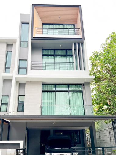 ทาวน์โฮม มี Double Volume โปร่ง โล่ง เฟอร์นิเจอร์ครบ พร้อมให้เข้าอยู่ทันที ใกล้โรงเรียนนานาชาติ เวลลิงตัน 🏫