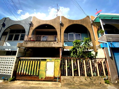 ทาวน์โฮม วัน แบงค็อก   : ขายทาวน์เฮ้าส์ 3 ห้องนอน 2 ชั้น ในซอยเอกมัย 12  เนื้อที่ 24  ตรว  ทำเลศักยภาพมาก  เหมาะสำหรับรีโนเวท 