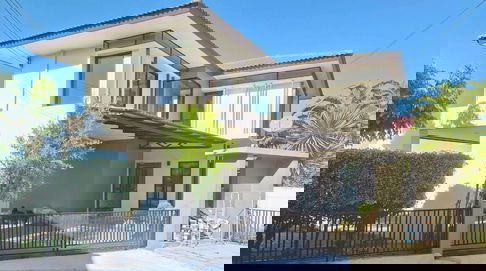 ขายบ้านในโครงการ Ploenchit Collina (เพลินจิต คอลลิน่า) สันกำแพง เชียงใหม่ 🏷️ขาย 3.8 ล้านบาท เนื้อที่ 77 ตร.ว 3 ห้องนอน 1 ห้องเอนกประสงค์ 3 ห้องน้ำ