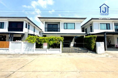 บ้านแฝด นิคมอุตสาหกรรมบางพลี : ขายบ้านแฝด 2 ชั้น หมู่บ้านบริทาเนีย บางนา-สุวรรณภูมิ กม.26  ถนนวัดบางบ่อ ใกล้มอเตอร์เวย์กรุงเทพ–ชลบุรี เมกาบางนา