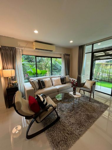 ให้เช่า บ้านมุม 4 ห้องนอน รีโนเวทใหม่ พร้อมอยู่ ทำเลกรุงเทพกรีฑา