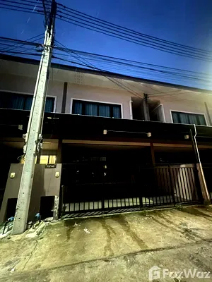 เช่าทาวน์โฮม ชลบุรี : 3‑Bed / 3‑Bath House for Rent – The Lake Village, Huay Yai 5733797