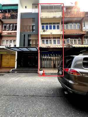 อาคารพาณิชย์ กรุงเทพมหานคร : ตึกแถว ลาดพร้าว 62 ห่างจากถนนใหญ่ 100 เมตร ใกล้รถไฟฟ้า โชคชัย4 เข้าออกได้หลายทาง