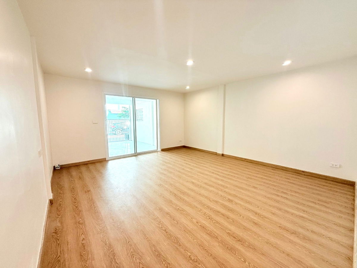 รูป ขายบ้านรีโนเวท  🚩 ลาดพร้าว 101 _ ทาวน์เฮาส์ 2 ชั้น เนื้อที่ 20 ตร.ว. 🛌 2 ห้องนอน 2 ห้องน้ำ 1 ห้องครัว 🎉 รีโนเวทใหม่ทัั้งหลัง ราคาเพียง 2.99 ล้านบาท  - รูปที่ 3/14