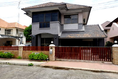 เช่าบ้านเดี่ยว ชลบุรี : ยินดีรับ บ้านเดี่ยวให้เช่า 2 ชั้น หมู่บ้าน คันทรีปาร์ค1#HRS0064