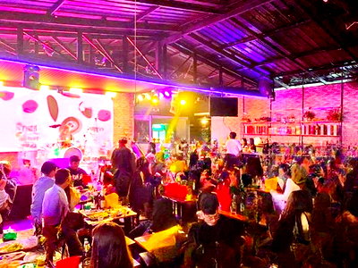 เช่าอาคารพาณิชย์ กรุงเทพมหานคร : ทำเลศักยภาพย่านทางเข้าสนามบิน โรบินสัน ไลฟ์สไตล์ ลาดกระบัง 2 กม.ร้านอาหารกึ่งผับ 3 นอน 5 น้ำ และสนามบินสุวรรณภูมิ 85ตร.ม.