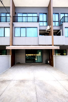 Townhouses for sale วิทยาลัยดุสิตธานี : Sale townhome: Baan Klang Muang Sukhumvit-Onnut  (Rt-01)