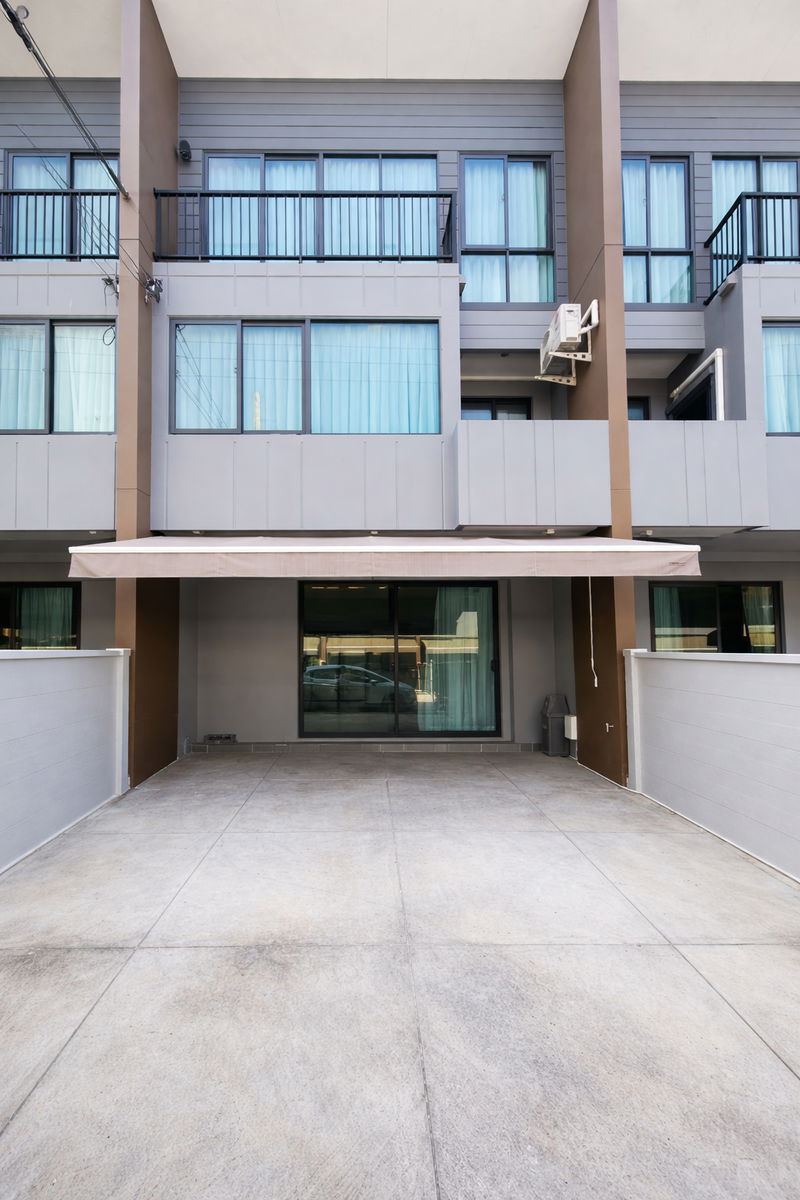 Townhouses for sale : Sale townhome: Baan Klang Muang Sukhumvit-Onnut (Rt-01)