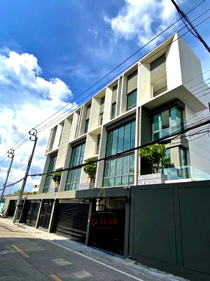 Home office for rent Phatthanakan Road : For rent 3.5-story home office with 4 bedrooms and a private elevator at MYST Onnut-Srinakarin, near the MRT Yellow Line, Srinuch Station