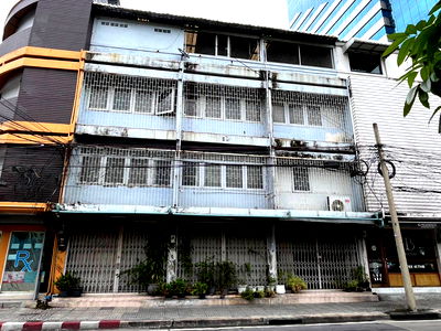 อาคารพาณิชย์ให้เช่า : 🏢 ให้เช่าตึกแถวใกล้ BTS เอกมัย 350 ม. - 3 คูหา 4 ชั้น 800 ตรม.