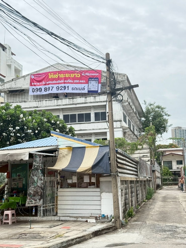 Four-story warehouse in Senanikom, over 200 square wah of land area, with an elevator in the building.