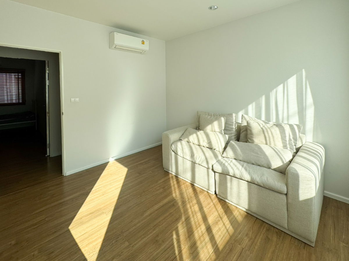 รูป ทาวน์โฮม 3 ชั้น ให้เช่า พร้อมเข้าอยู่ ใกล้โรงเรียนนานาชาติเวลลิงตัน สนามบินสุวรรณภูมิ 🛫 - รูปที่ 4/9