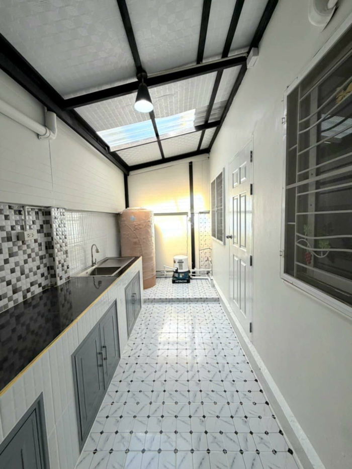 รูป ✈️ ถูกและดีมีอยู่จริง! ทาวน์เฮ้าส์รีโนเวทใหม่ ใกล้สนามบินสุวรรณภูมิ & ม.หัวเฉียว หมู่บ้านนิรันดิ์วิลล์ 16 | เพียง 1.89 ล้าน (ฟรีโอน!) 🏠 - รูปที่ 9/10