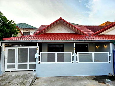 Twin houses for sale Nong Prue, Chonburi : Twin house for sale in Chokchai Village 2, Soi Wat Khao Noi, Pattaya, Chonburi.