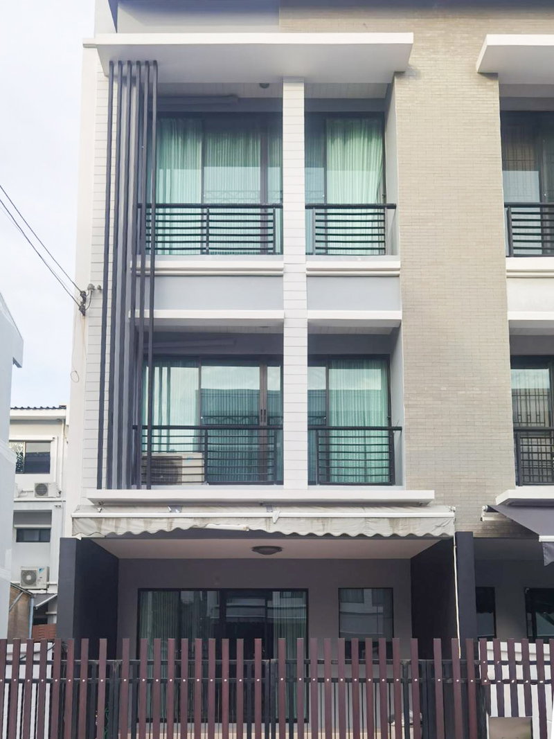 ขายทาวน์โฮม : ทาวน์โฮมใกล้ MRT สีส้ม รามคำแหง เชื่อมต่อได้ทั้งเส้น เลียบทางด่วน - รามคำแหง - พระราม 9 🚘