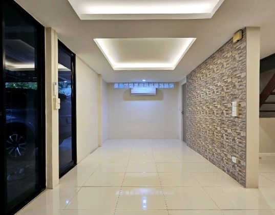 รูป ให้เช่าบ้านเดี่ยว 2 ชั้น ซอยศรีบูรพา ใกล้แยกนิด้า / Renovate ใหม่ทั้งหลัง / เฟอร์นิเจอร์บางส่วน / อยู่อาศัย หรือ เป็นสำนักงาน จดบริษัทได้ - รูปที่ 6/13