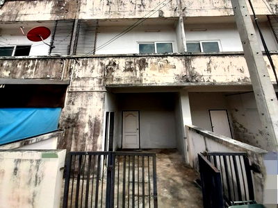 Townhouses for sale ถนนวัชรพล : FOR SALE  TOWNHOUSE PROPERTY  1500000 BAHT.