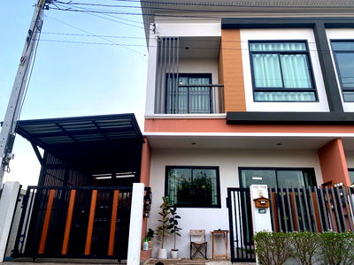 ทาวน์โฮม รพ.กรุงไทย เวสเทิร์น : ขายบ้านมือสองสภาพใหม่เอี่ยม พร้อมอยู่ เดินทางสะดวก บนทำเลศักยภาพ