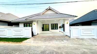 Houses for sale Bang Lamung Chonburi : Detached house near Pattaya city, in a large project close to tourist attractions.